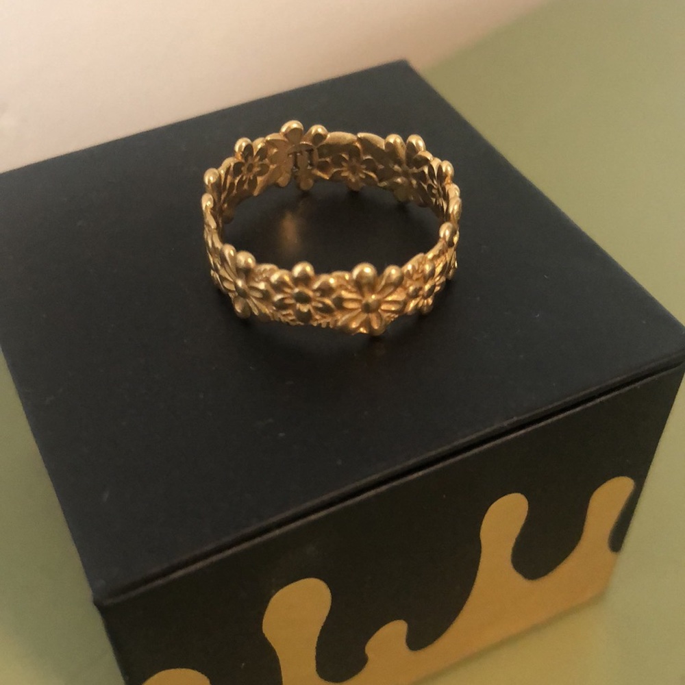 Tristen Ikaika Flower Crown ring in gold size 7
